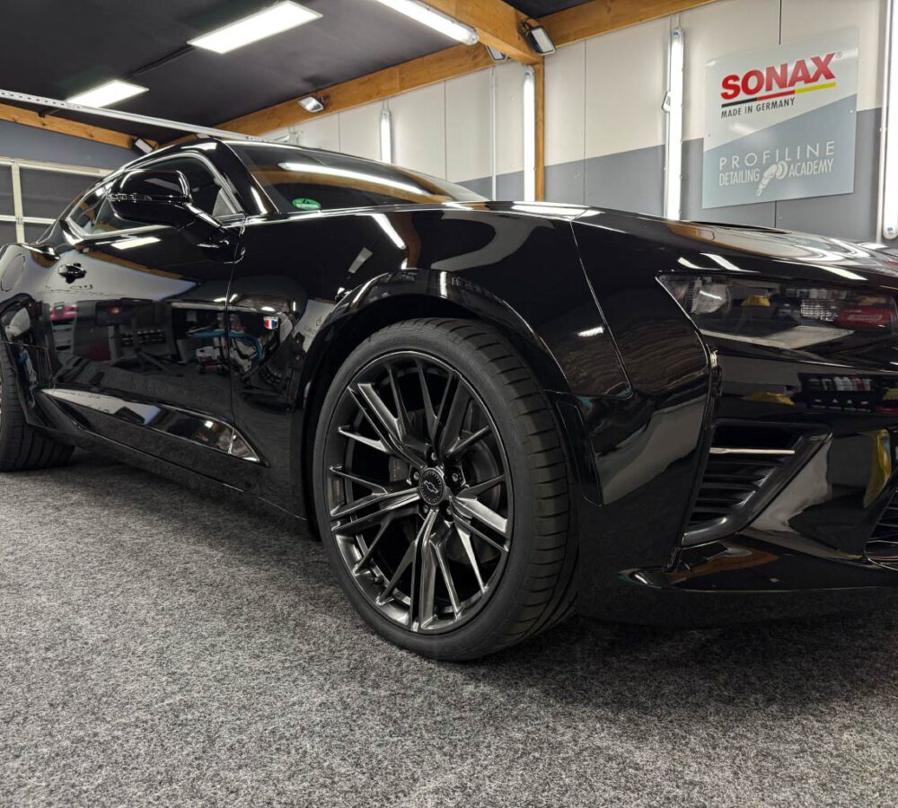 Tiefschwarzer Chevrolet Camaro mit extremem Spiegelglanz nach professioneller Lackkorrektur bei GLANZEFFEKT in Duisburg