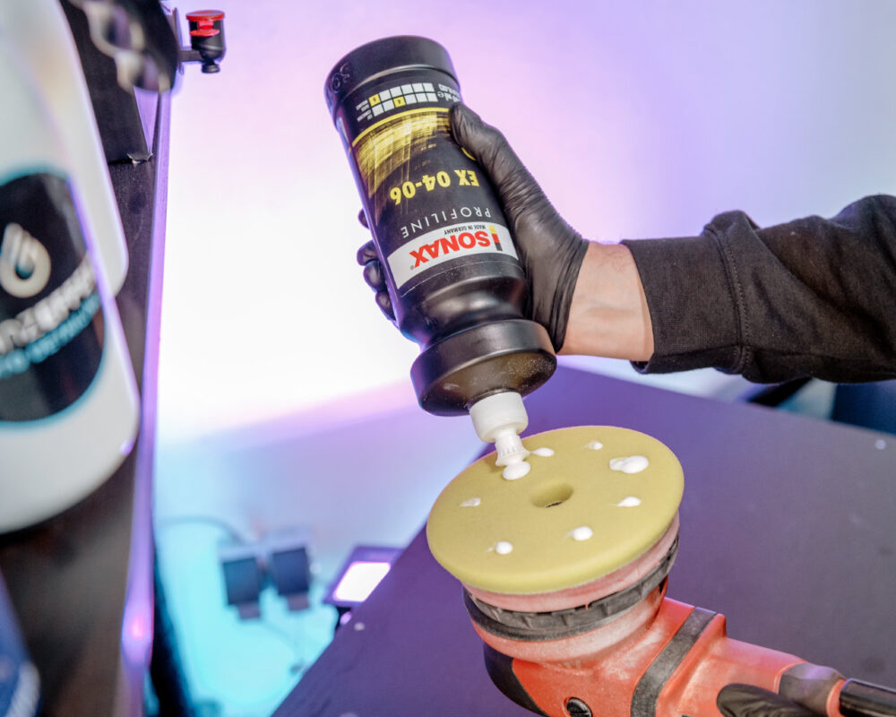 Vorbereitung zur professionellen Lackkorrektur mit SONAX Premium-Politur bei GLANZEFFEKT in Duisburg